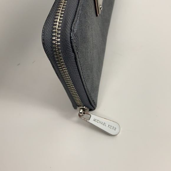 🎁 Michael Kors zip around Gray Metallic Wallet comes w gift - Picture 5 of 9